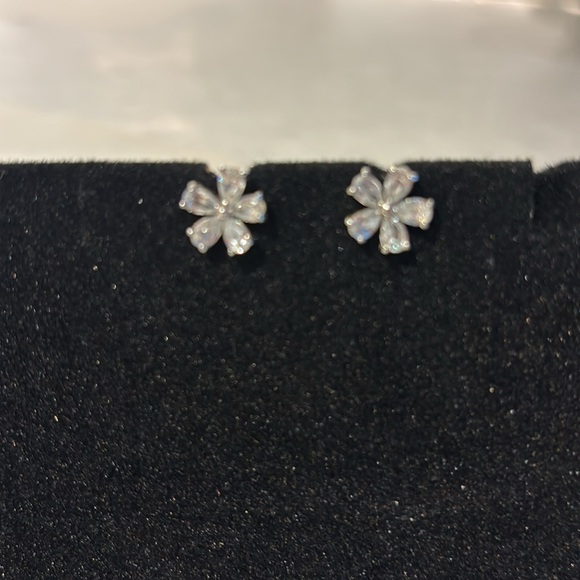 Flower earring - Picture 6 of 10